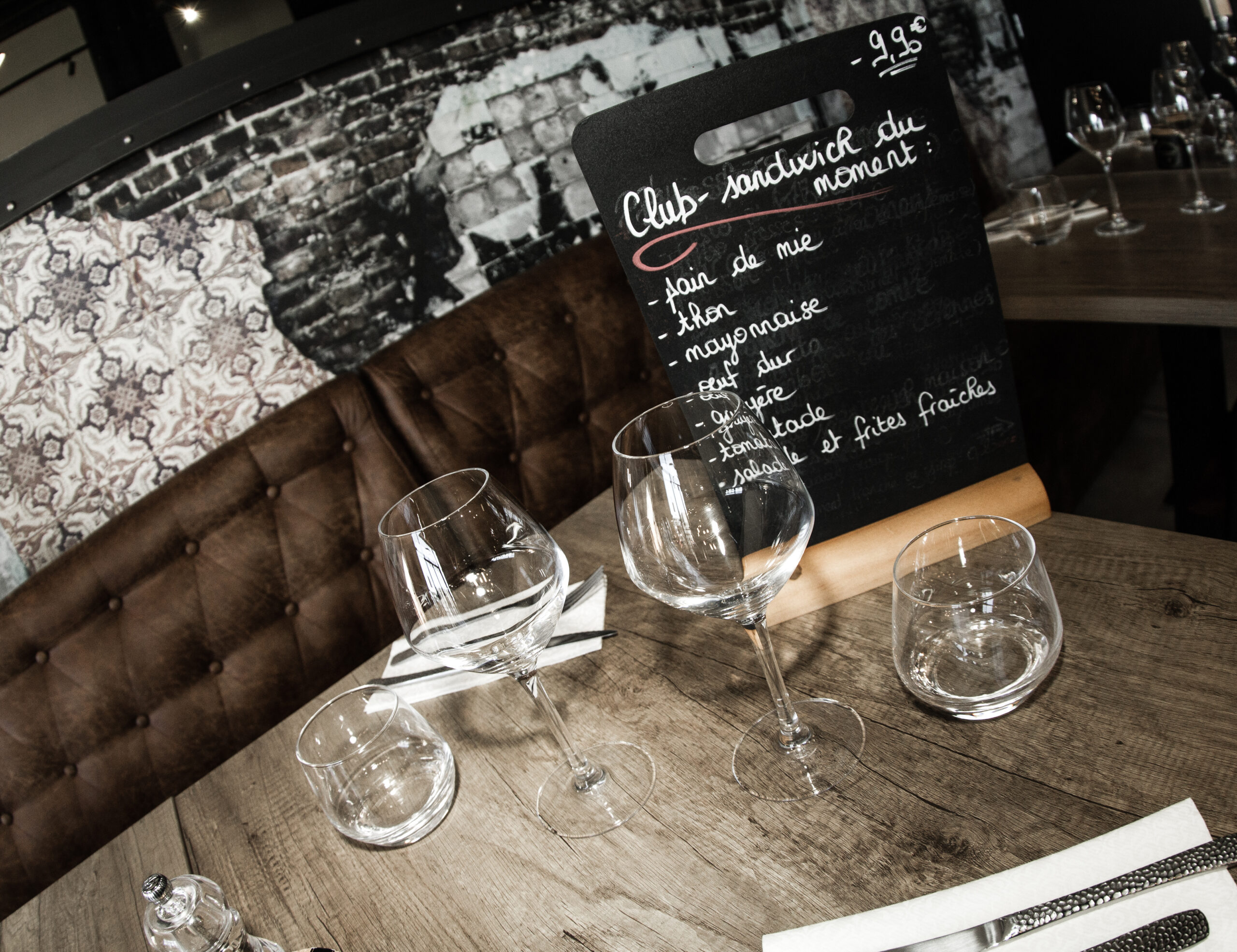 Ardoise club sandwich du moment à 9,90€ au bistrot La Pôse Aigues-Mortes — table dressée et ambiance bistrot convivial