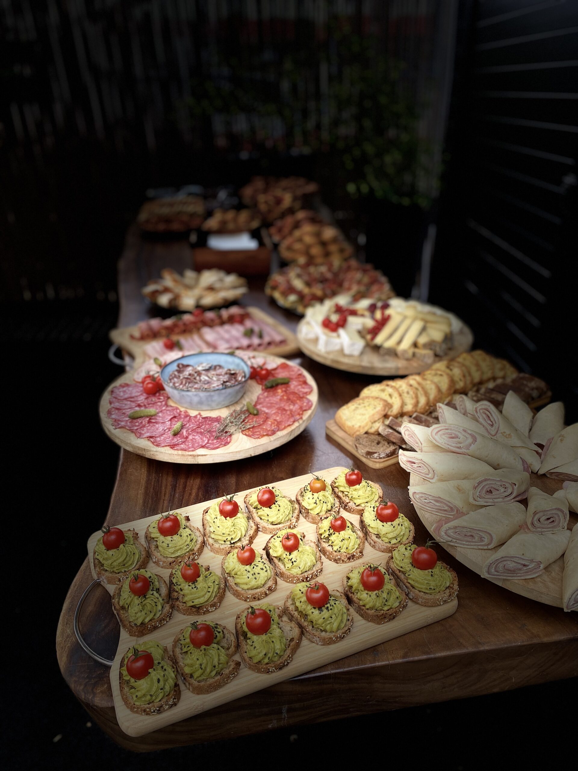 Buffet cocktail dînatoire pour privatisation au restaurant La Pôse Bistrot Aigues-Mortes — canapés, charcuterie et fromages maison
