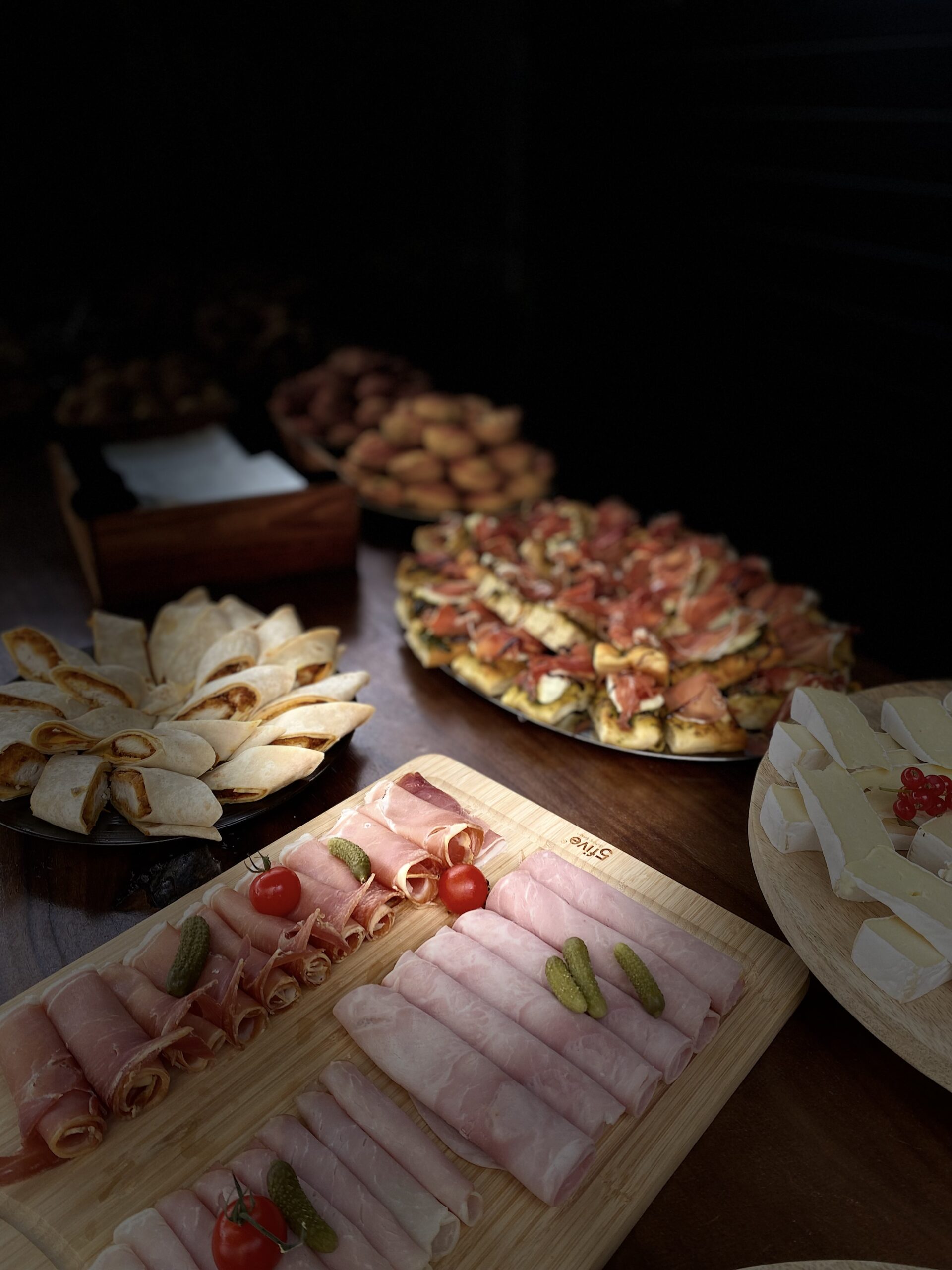 Buffet salé pour événement privatisé au bistrot La Pôse Aigues-Mortes — charcuterie et petits fours maison