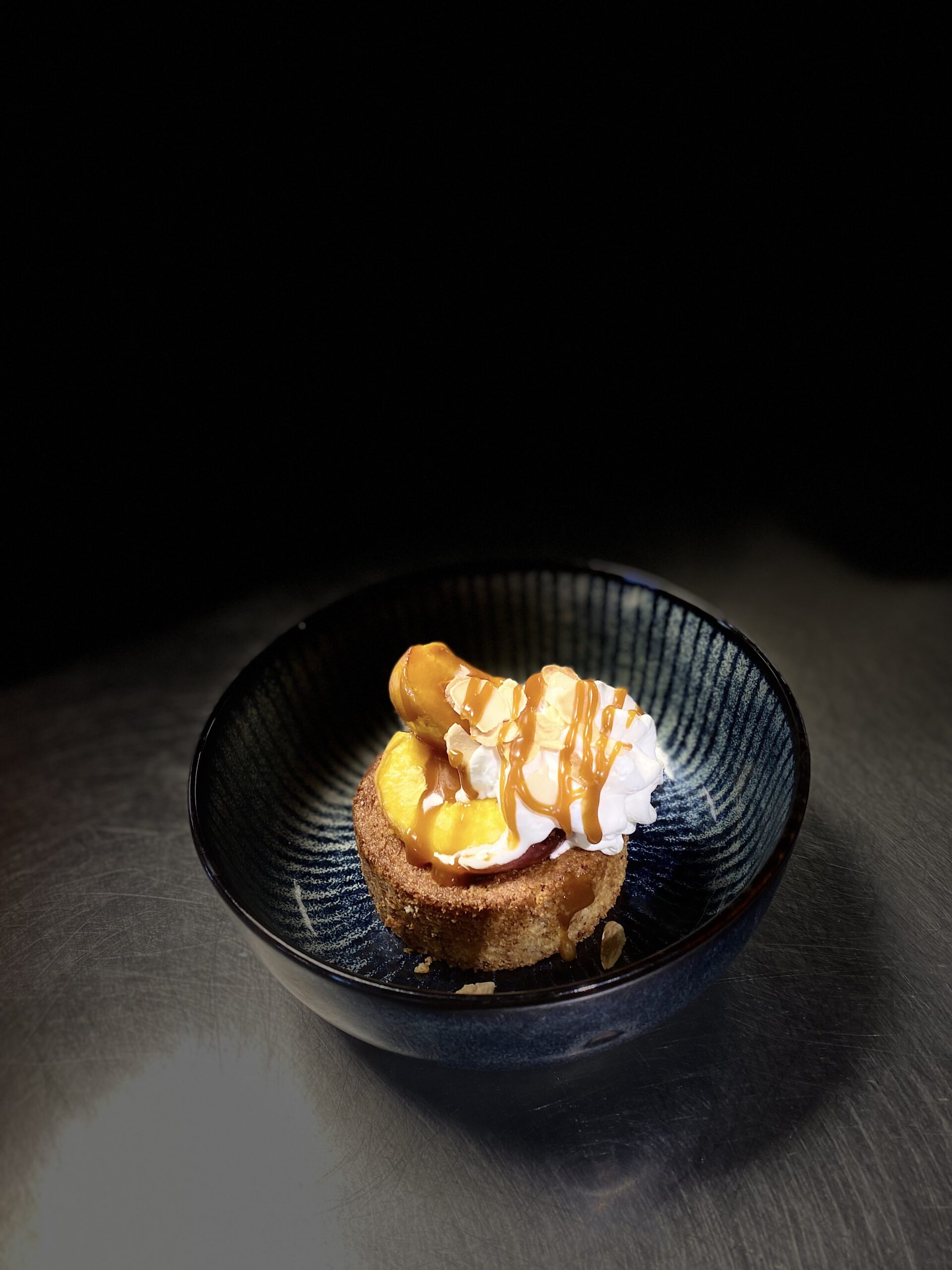 Dessert fait maison au bistrot La Pôse Aigues-Mortes — moelleux caramel, pêche et glace préparés chaque matin en cuisine