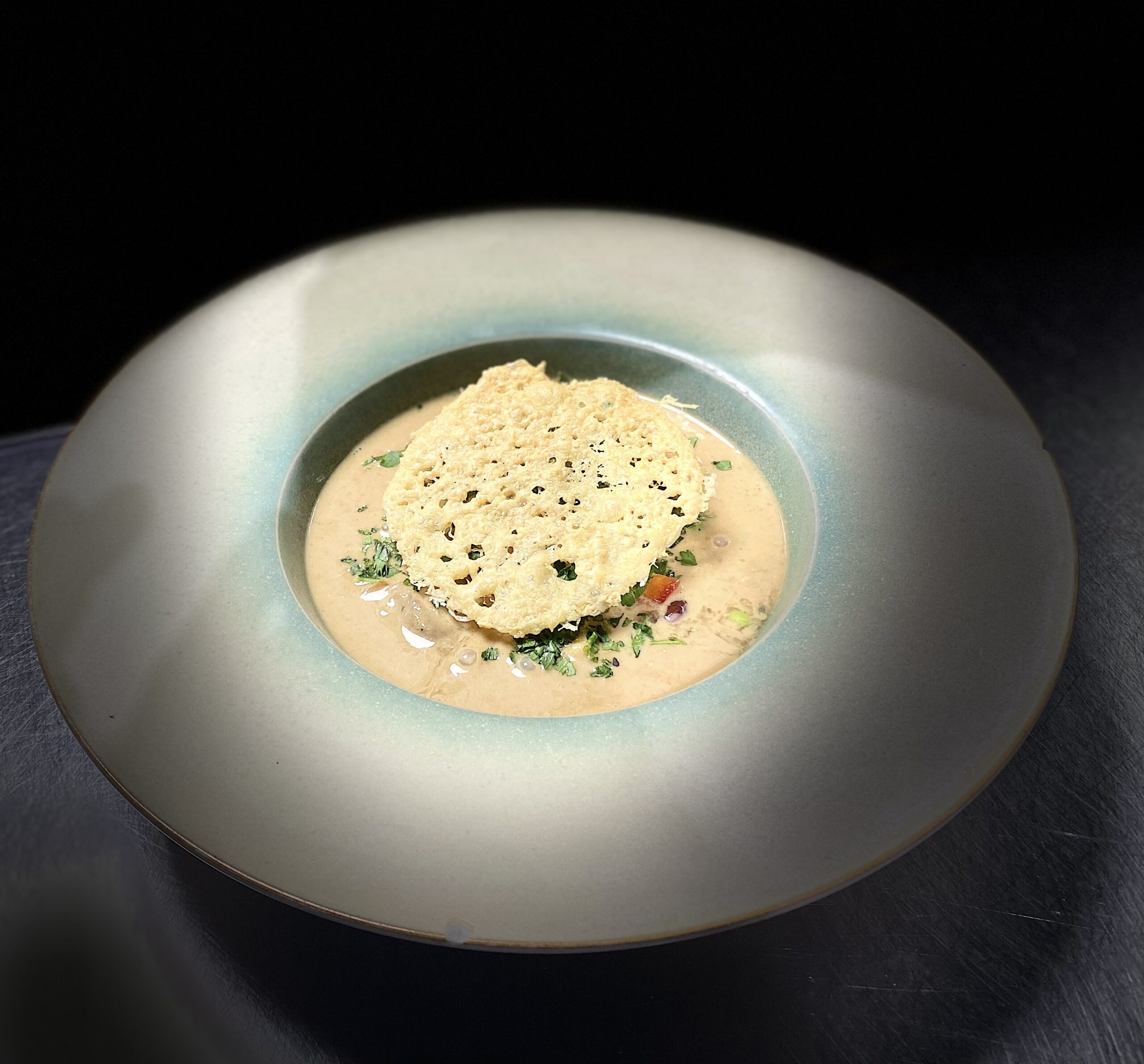Entrée velouté maison au bistrot La Pôse Aigues-Mortes — cuisine soignée et faite sur place
