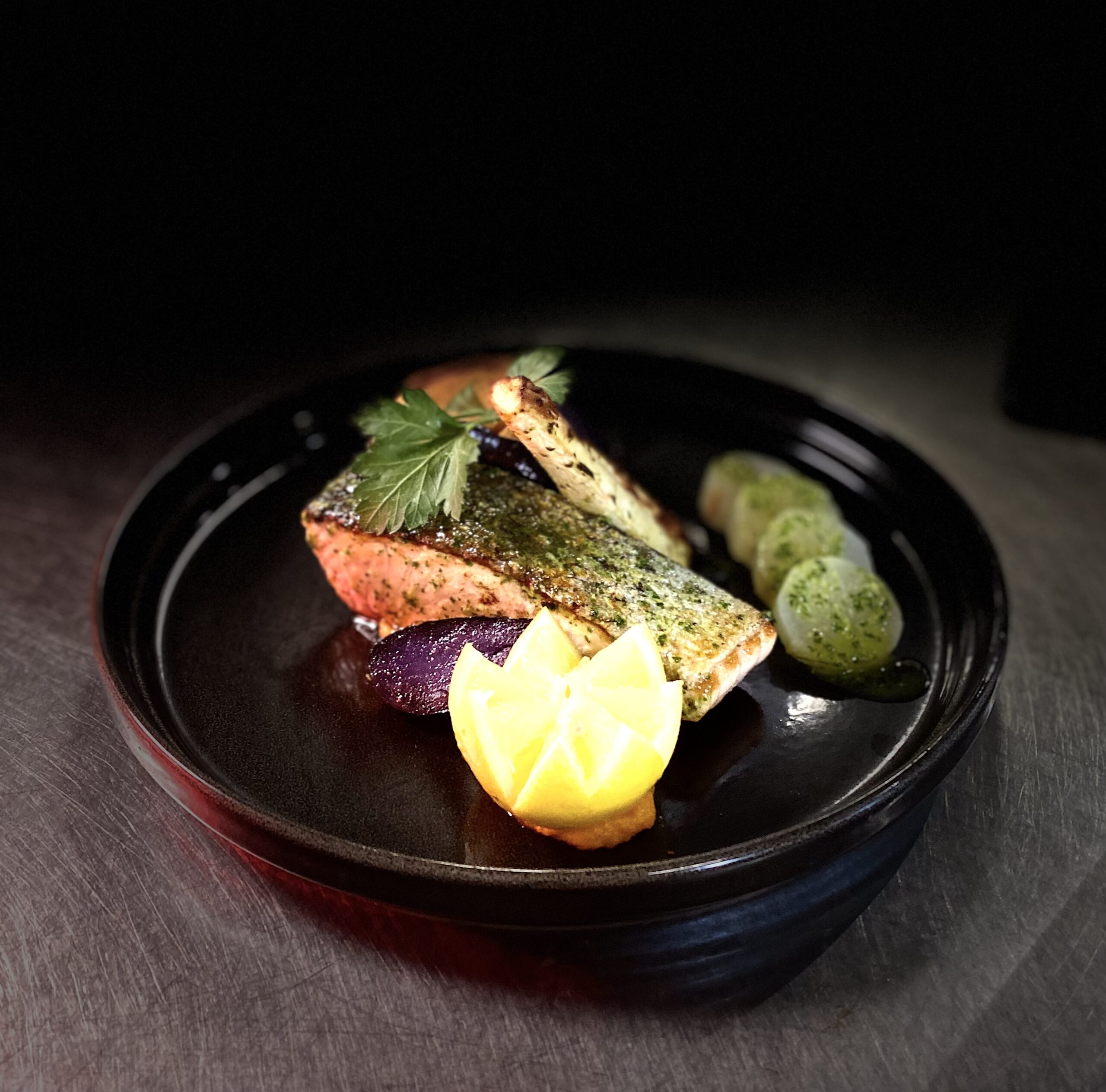 Plat de poisson grillé fait maison au bistrot La Pôse Aigues-Mortes — cuisine maison servie au déjeuner route de Nîmes