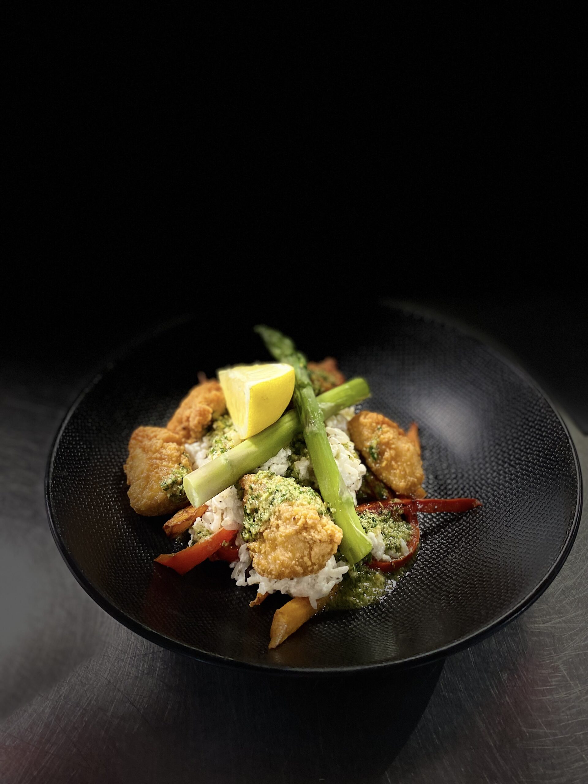 Volaille croustillante panée, riz et asperges — plat fait maison au restaurant La Pôse Bistrot Aigues-Mortes