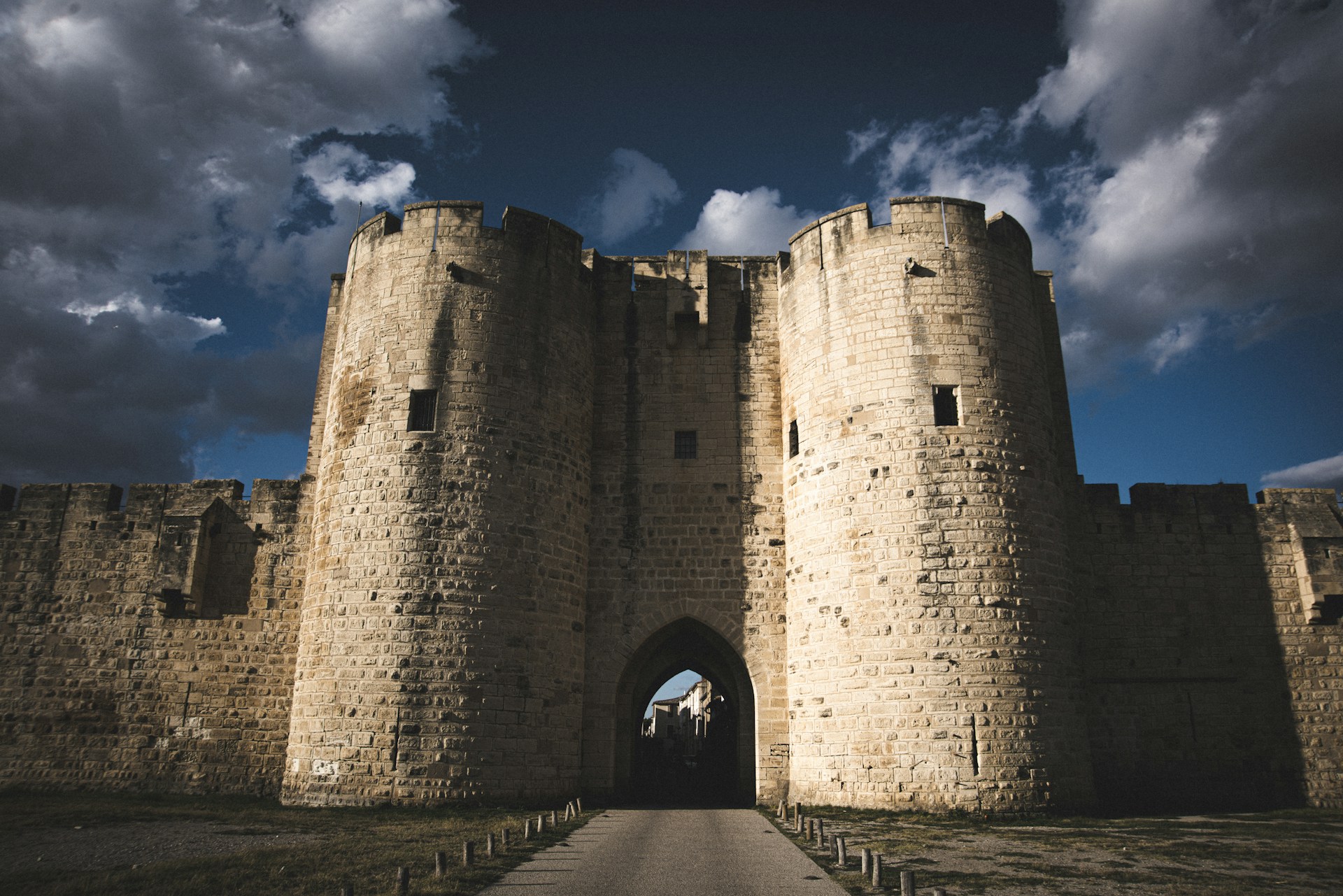 Porte de la Gardette et remparts d'Aigues-Mortes — cité médiévale à visiter, étape déjeuner au bistrot La Pôse