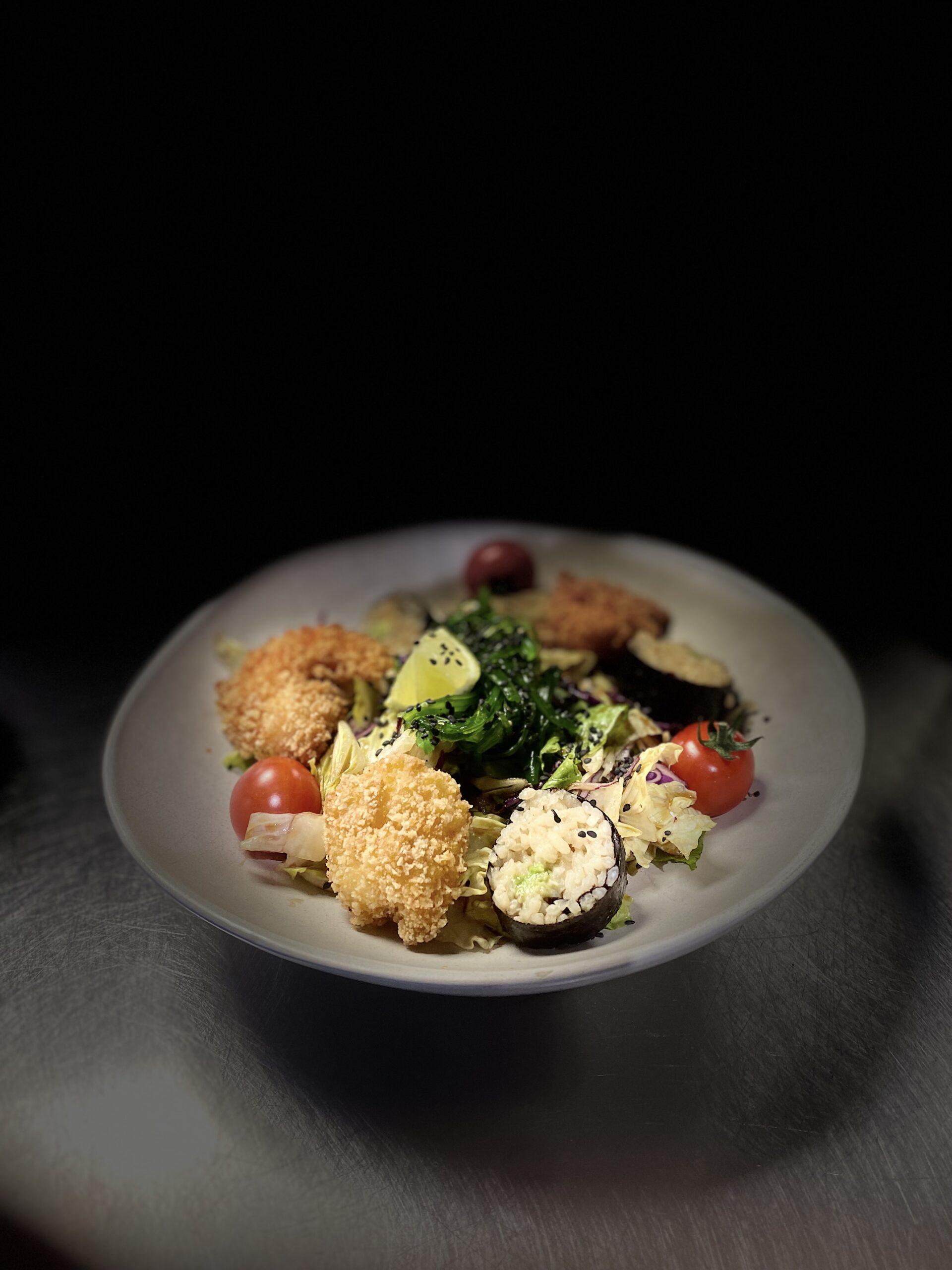 Salade composée généreuse et créative au bistrot La Pôse Aigues-Mortes — entrée fait maison en formule déjeuner