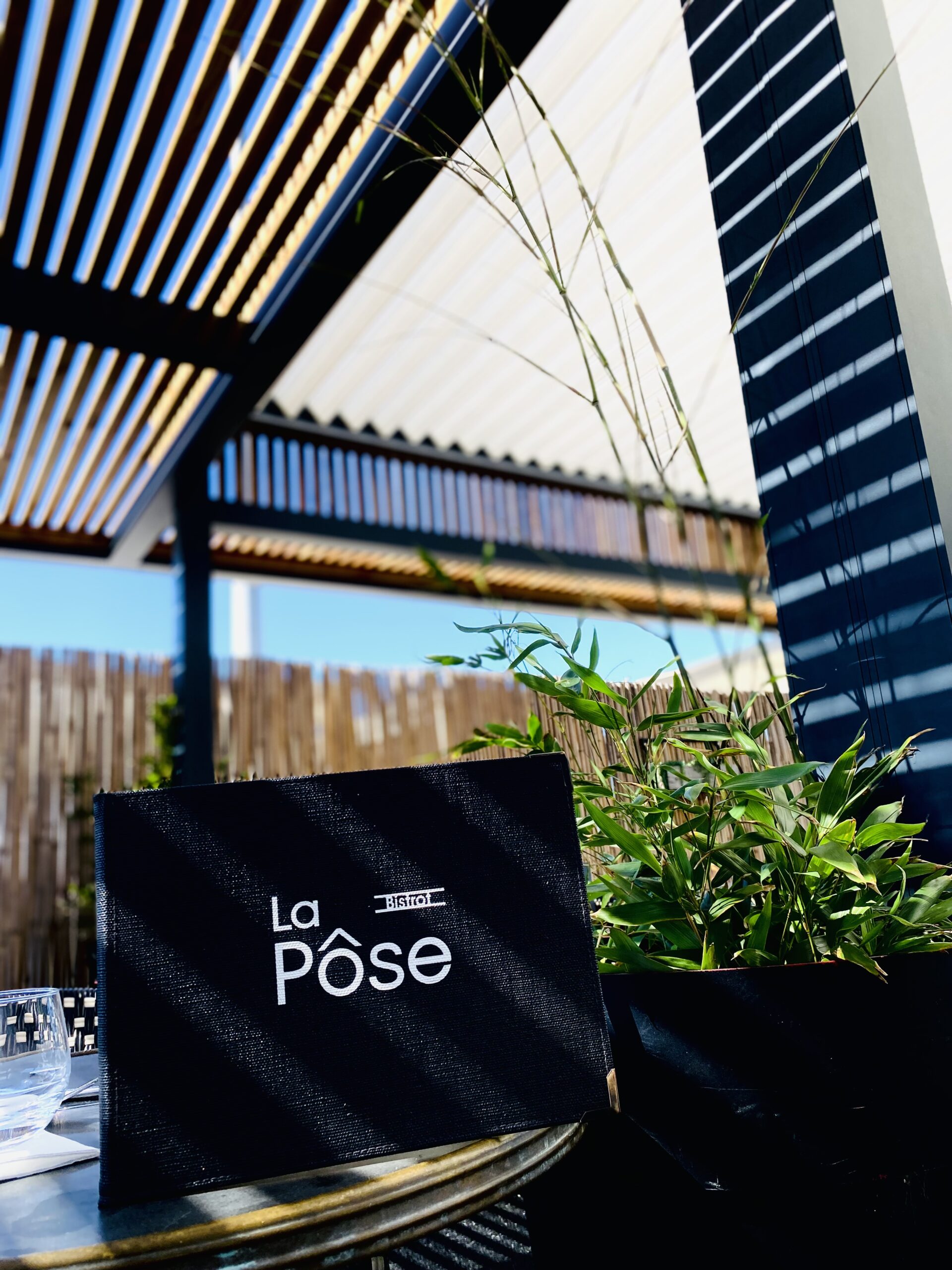 Repas en terrasse au restaurant La Pôse Bistrot Aigues-Mortes — table ombragée, menu bistrot et plein air en été