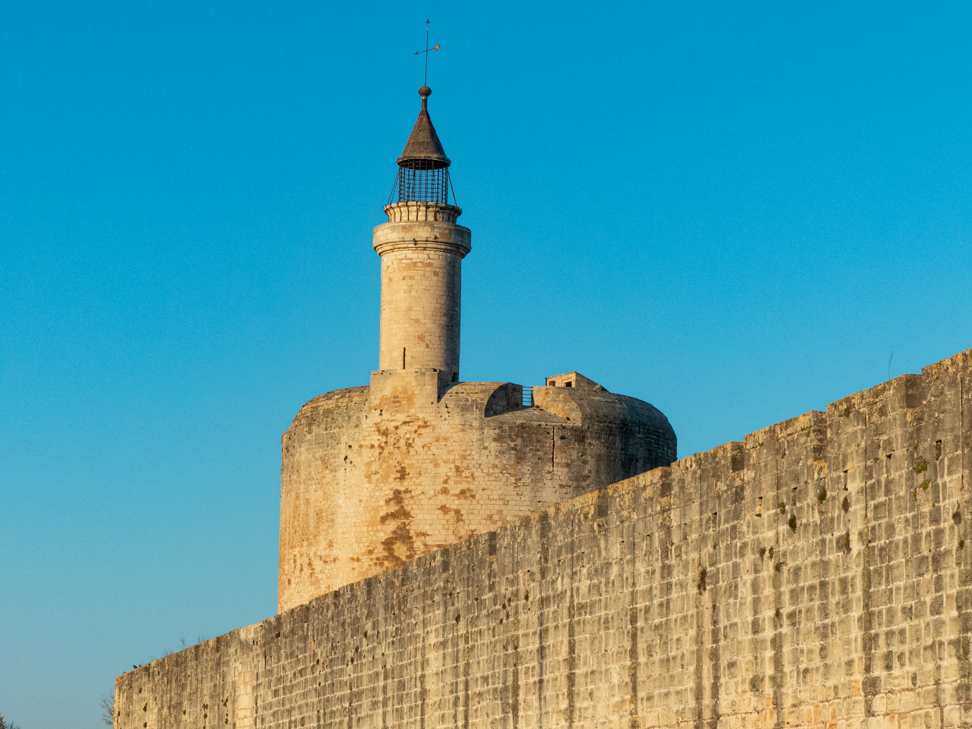 Tour de Constance et remparts médiévaux d'Aigues-Mortes — site historique à visiter près du bistrot La Pôse route de Nîmes